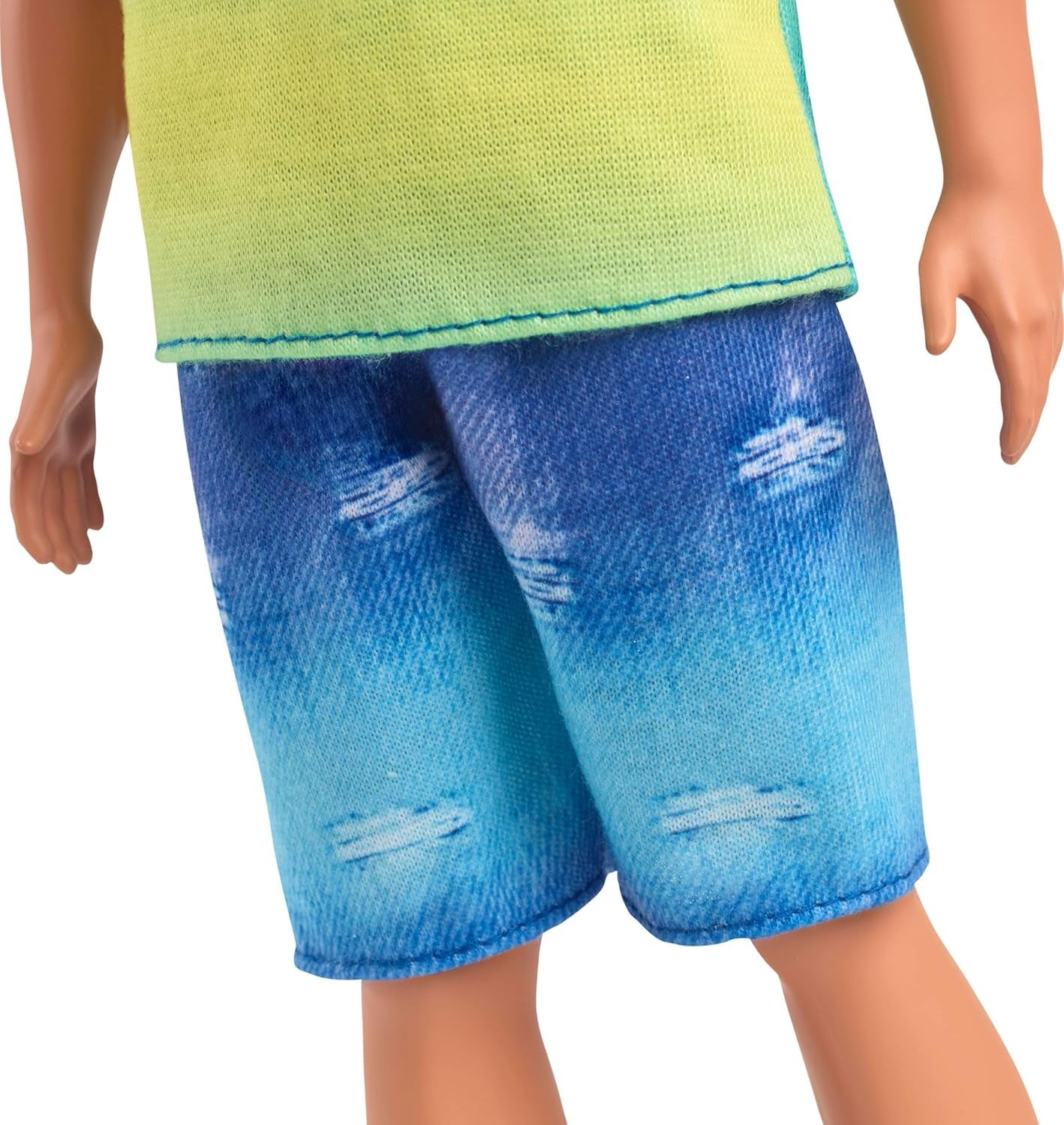 Lalka Ken Barbie Fashionistas nr. 236 z czarnymi włosami, turkusowym podkoszulkiem w kolorze ombré, dżinsowymi spodenkami i srebrnymi tenisówkami, HYV00