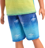 Lalka Ken Barbie Fashionistas nr. 236 z czarnymi włosami, turkusowym podkoszulkiem w kolorze ombré, dżinsowymi spodenkami i srebrnymi tenisówkami, HYV00