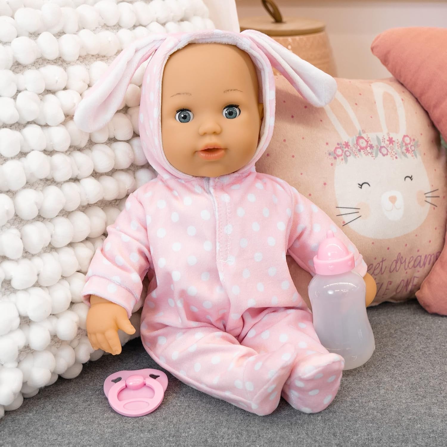 Bayer Design 93822AA Babypuppe Anna, sricht 24 Babylaute, weicher Körper, Schlafaugen, Schnuller, Flasche, 38 cm, różowy, mały
