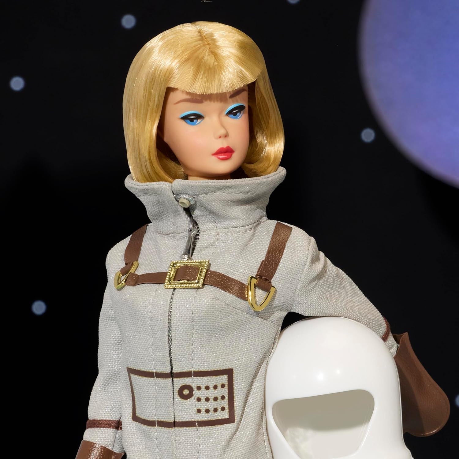 Kolekcjonerska lalka Mattel Barbie Miss Astronaut ze srebrnym kostiumem, butami kosmicznymi i akcesoriami do hełmu, reprodukcja oryginału z 1965 r., lalki JBJ48 Naty Shop
