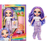 Lalka Rainbow High Junior High PJ Party - fioletowa - 22 cm z miękkim kombinezonem, kapciami i akcesoriami do zabawy - Zabawka dla dzieci - Idealna dla dzieci w wieku 4-12 lat