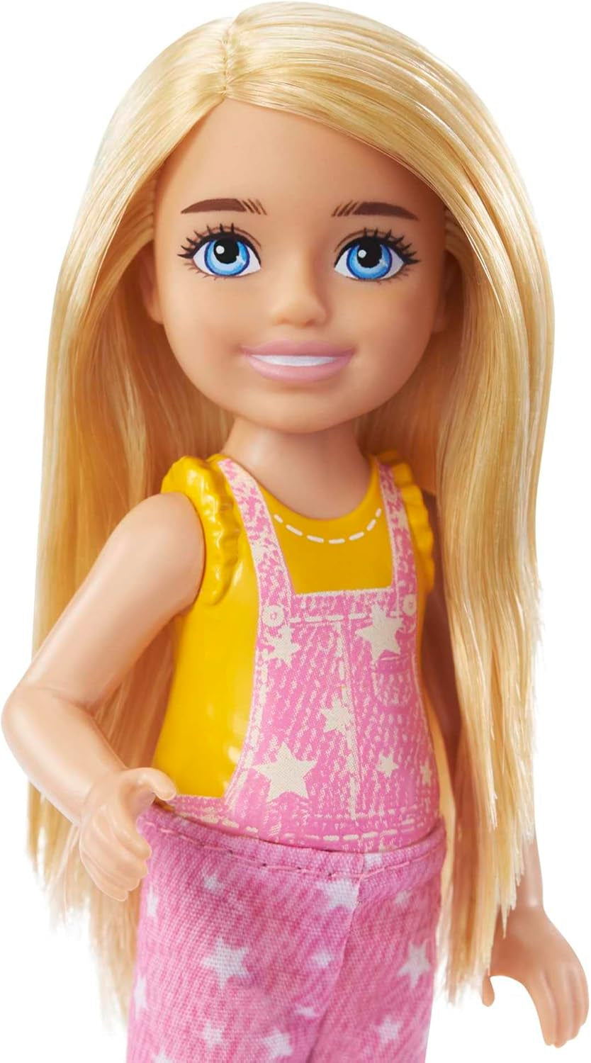 Seria Barbie Chelsea, lalka Chelsea Camping z blond włosami, sowa, śpiwór, poduszka, latarka, lornetka, akcesoria kempingowe, prezent dla dzieci, zabawka od 3 lat i więcej, HDF77
