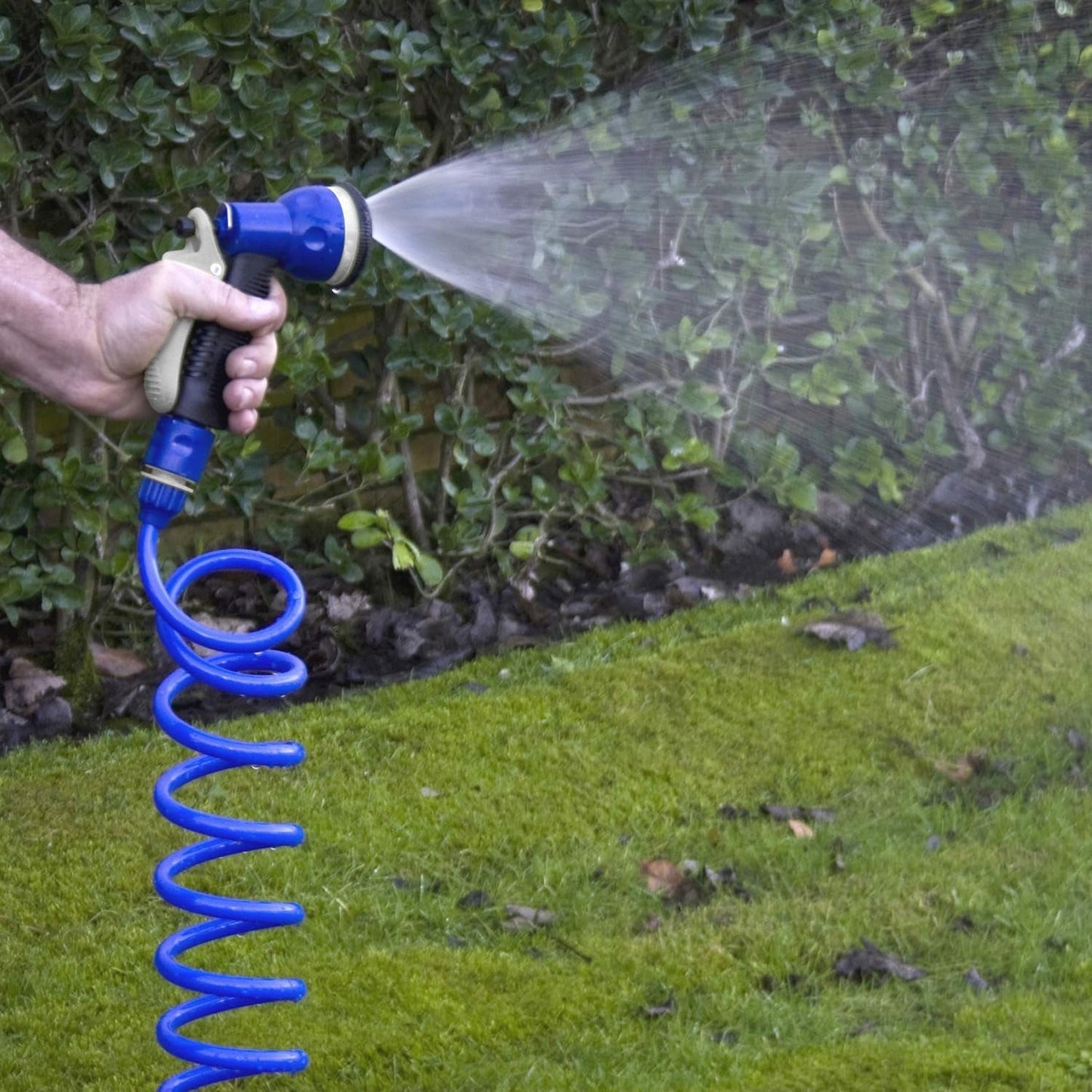 Zestaw węży spiralnych TATAY 10 m z plastikowymi akcesoriami z ochroną UV, idealny na tarasy i małe ogrody.