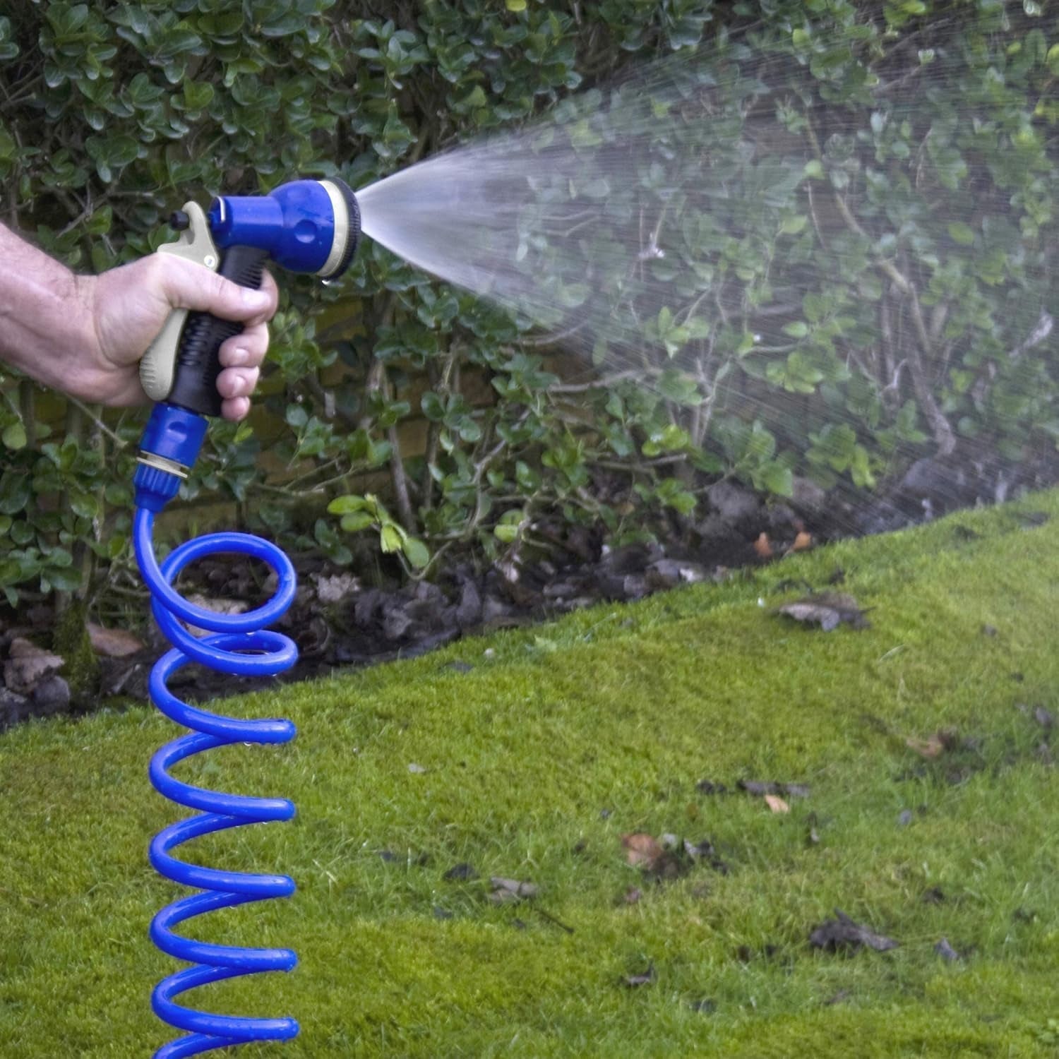 Zestaw węży spiralnych TATAY 10 m z plastikowymi akcesoriami z ochroną UV, idealny na tarasy i małe ogrody.
