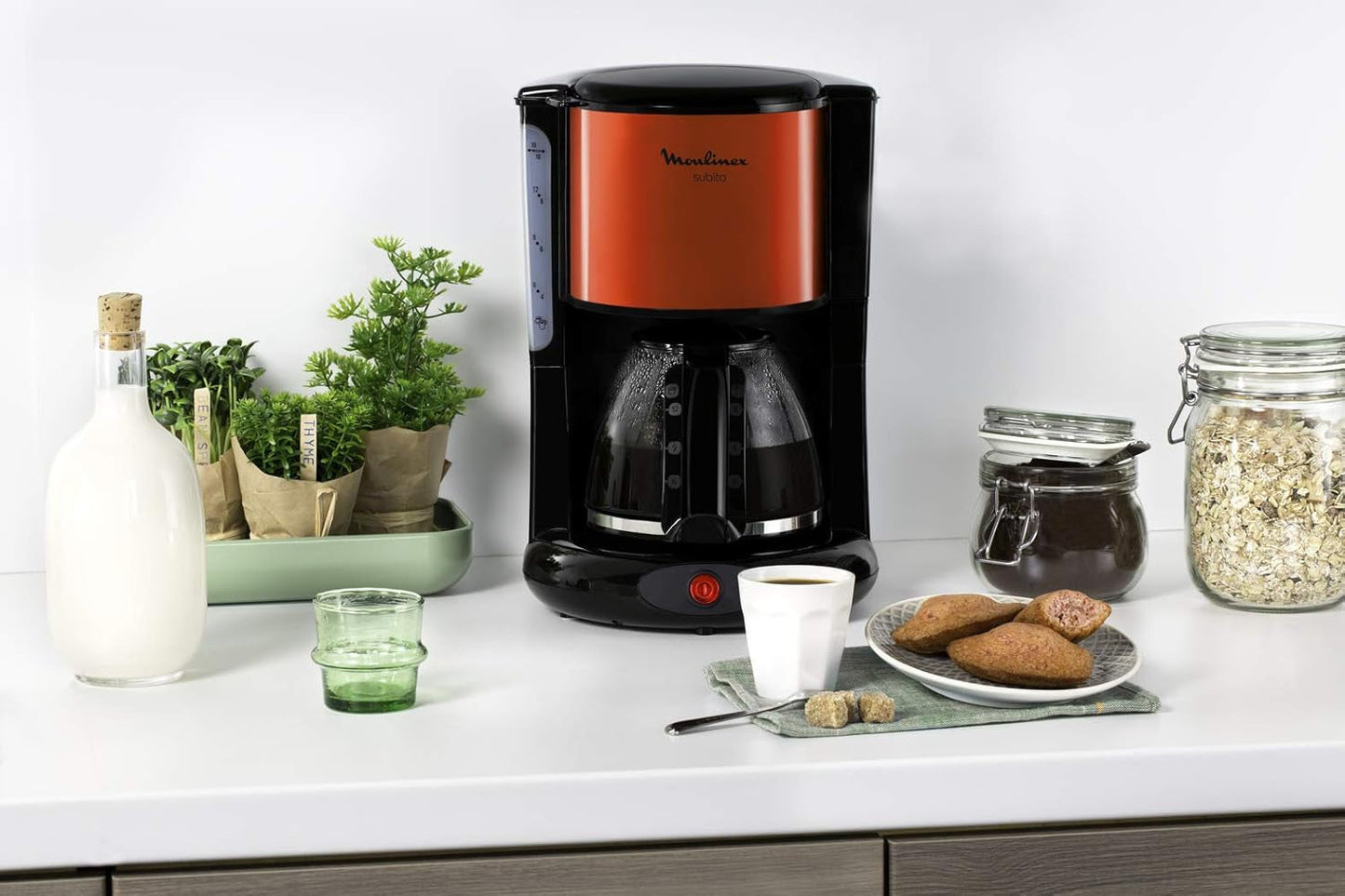 Ekspres Subito z filtrem, szklana karafka, 10-15 filiżanek, pojemność 1,25 l, funkcja automatycznego wyłączania, wyjmowany filtr, wskaźnik poziomu wody, stal nierdzewna, czerwono-czarny, FG360D