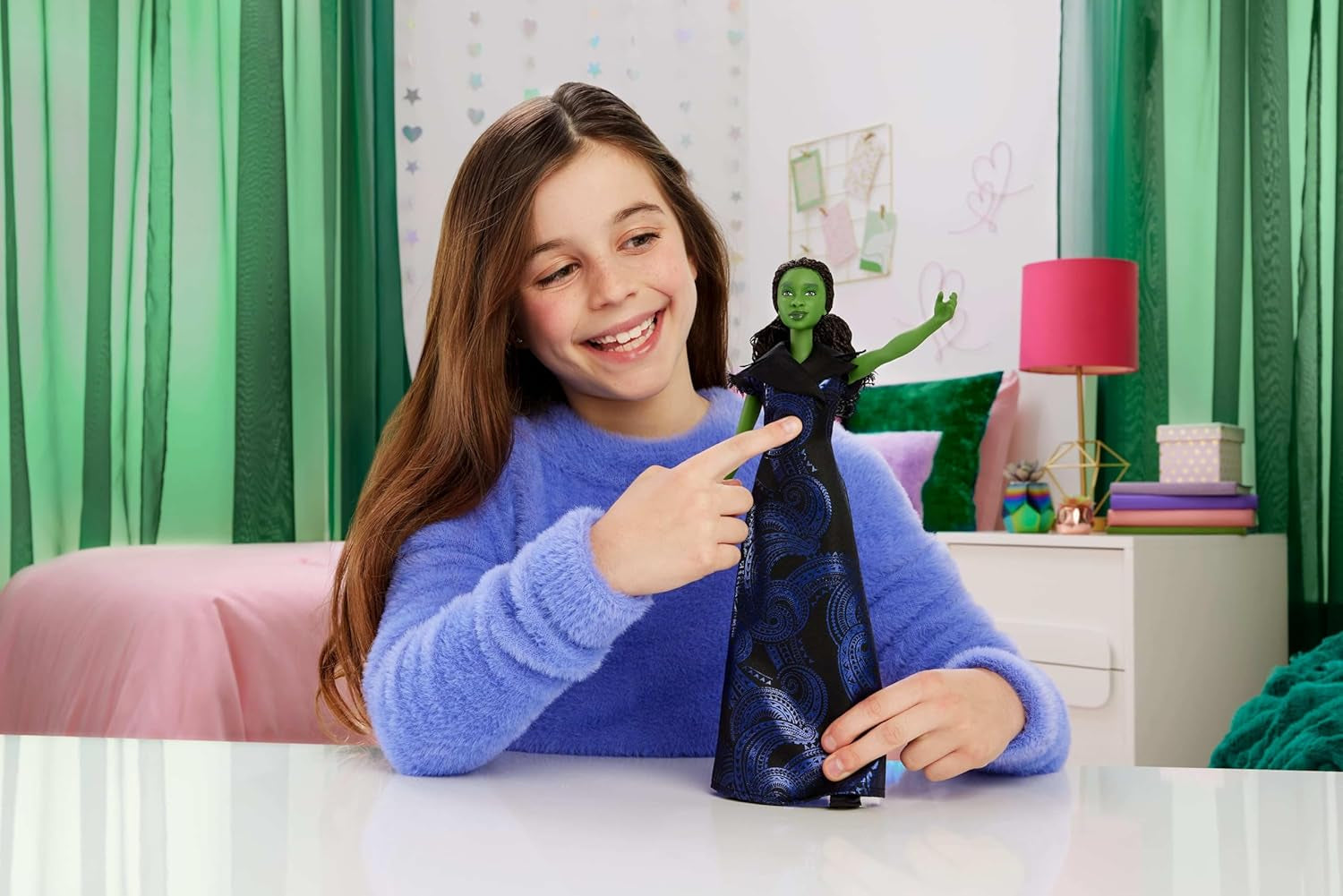 Mattel Wicked: śpiewająca lalka Elphaba Fashion firmy Universal Pictures z odpinanym strojem inspirowanym filmem śpiewa „na dobre” po angielsku, JFM09