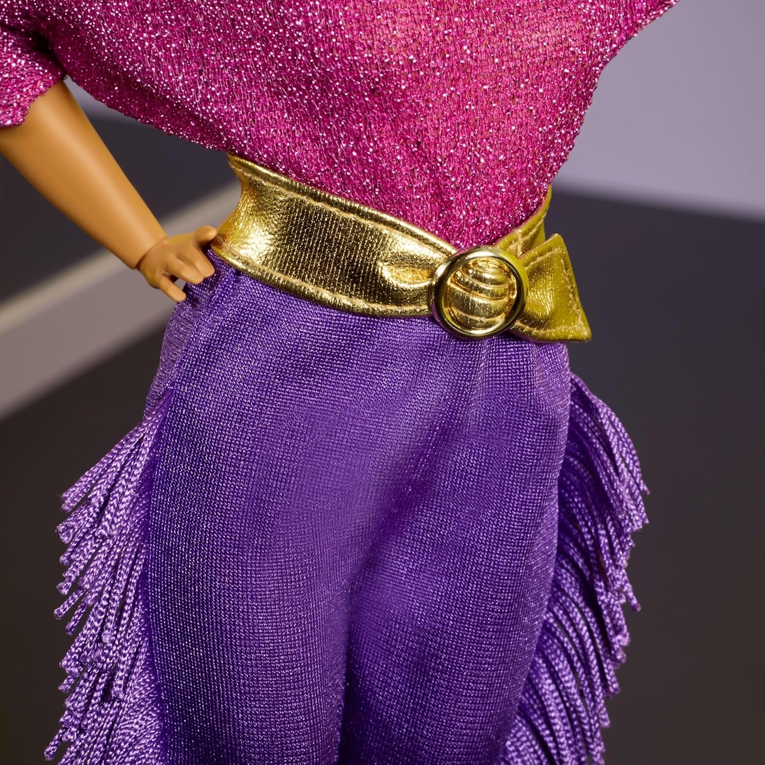 Podpisowa lalka Barbie Debbie Allen z kolekcji Tribute w topie z odkrytymi ramionami, złotym pasku i fioletowych spodniach i legginsach z frędzlami, JBJ24