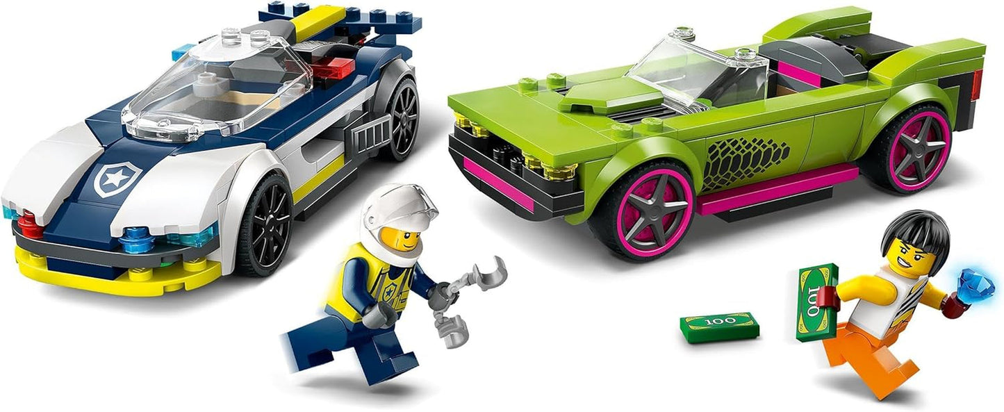 LEGO City Pościg samochodowy z radiowozem i mięśniakiem, zabawkowy pociąg z 2 samochodami wyścigowymi, prezent policyjny dla dzieci, chłopców i dziewcząt od 6 lat, zestaw z policjantem i minifigurkami Ganovinem 60415 Zestawy do budowania Besuche den LEGO-Store
