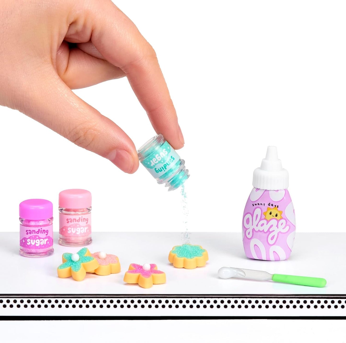 Seria Miniverse Make It Mini Spring firmy MGA – sezonowe miniaturowe przedmioty kolekcjonerskie z żywicy do majsterkowania i ekspozycji z replikami, niejadalnymi składnikami – dla kolekcjonerów i dzieci w wieku od 8 lat