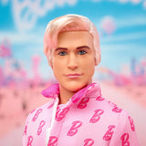 Barbie The Movie - Ken-Sammelpuppe, Ryan Gosling jako Ken w różowym kombinezonie z „B”-Aufdruck, weißen Sneakern i bunten Inlineskates, JCP80