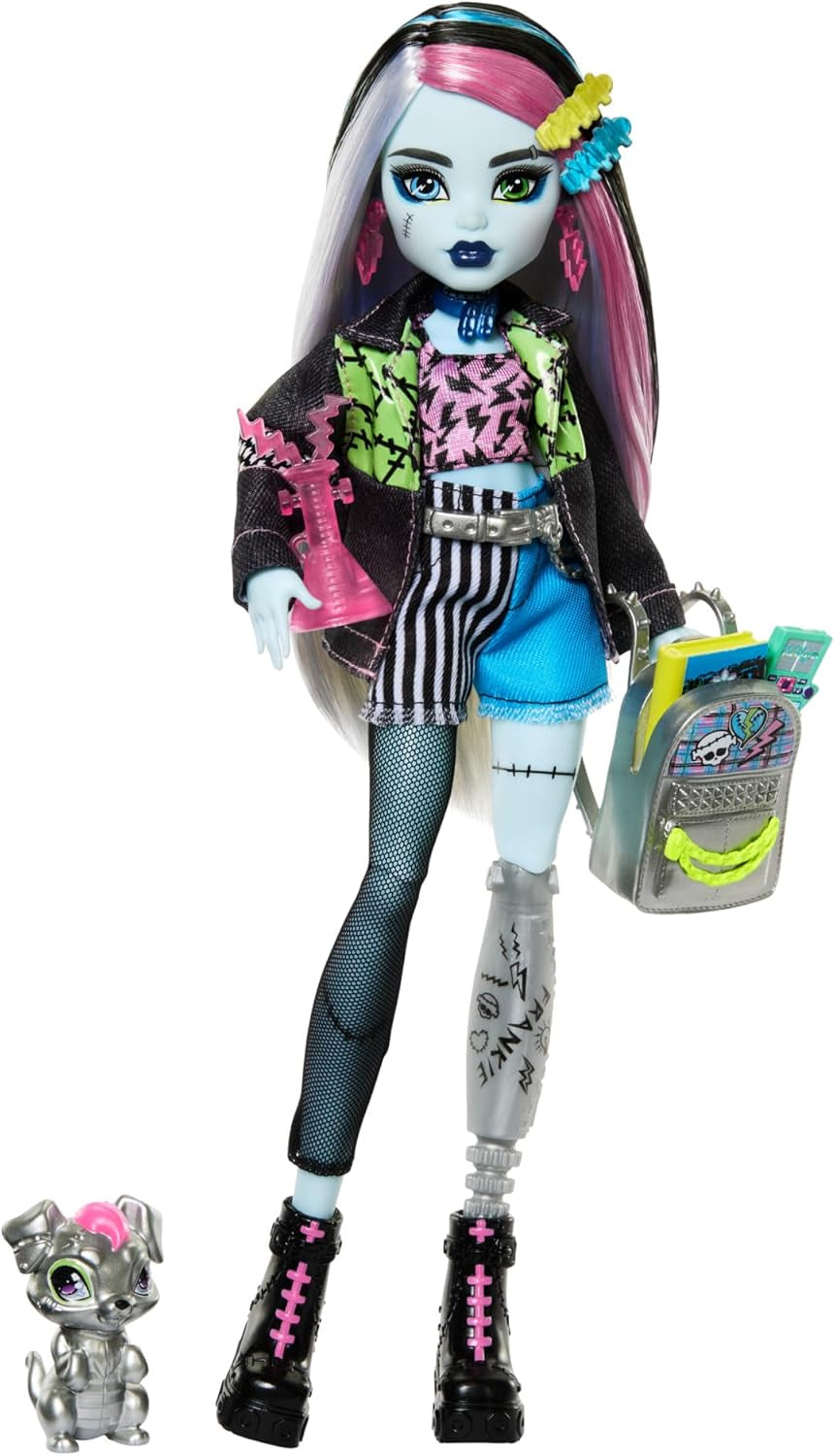 Lalka Monster High Frankie Stein w dżinsowej kurtce i spodenkach zawiera także szczeniaka Watzie i akcesoria, takie jak plecak, przekąskę i notatnik, HXH73