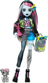 Lalka Monster High Frankie Stein w dżinsowej kurtce i spodenkach zawiera także szczeniaka Watzie i akcesoria, takie jak plecak, przekąskę i notatnik, HXH73