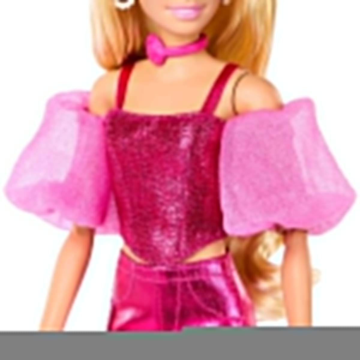 Lalka Barbie Deluxe Style nr 5 w metalicznym różowym blond stroju, z błyszczącym stanikiem i błyszczącymi spodniami, z dodatkami, takimi jak różowy naszyjnik i torebka, JFP40