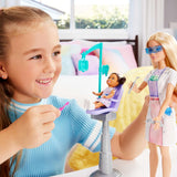 Lalka dentystka Barbie, modna lalka z blond włosami, niebieska sukienka i fartuch laboratoryjny, 1 lalka dziecięca, akcesoria egzaminacyjne i różne akcesoria, JCR74