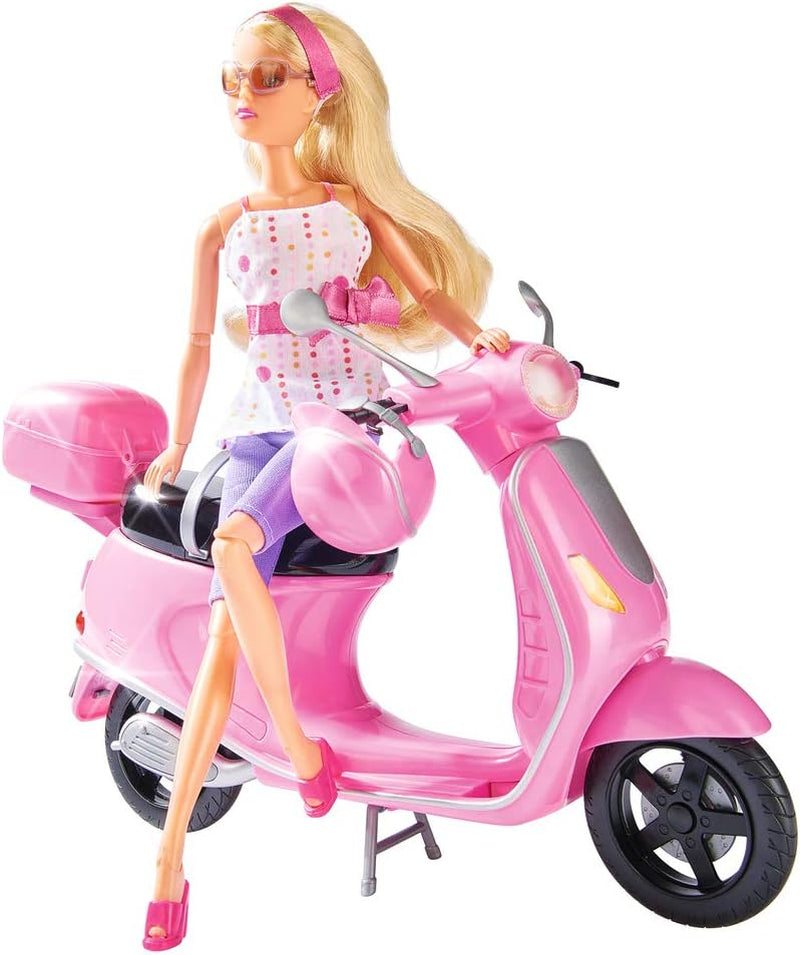 Simba 105730282 - Steffi Love Chic City Scooter, Steffi z różową hulajnogą z kaskiem i przegródką na kask, lalka modowa, 29 cm, dla dzieci w wieku 3+