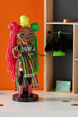 LOL niespodzianka! Lalka OMG Queens Fashion - SWAYS - 20 niespodzianek, w tym strój, akcesoria, stojak na lalki i nie tylko - Kolekcjonerska - Dla chłopców i dziewcząt w wieku 4 lat i więcej