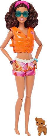 Lalka Barbie Surfer z deską surfingową i rączką, ręcznikiem i radiem do przygód i opowieści na plaży, klipsami i paskiem na kostkę do realistycznego surfowania, od 3 lat, lalki HPL69 Naty Shop