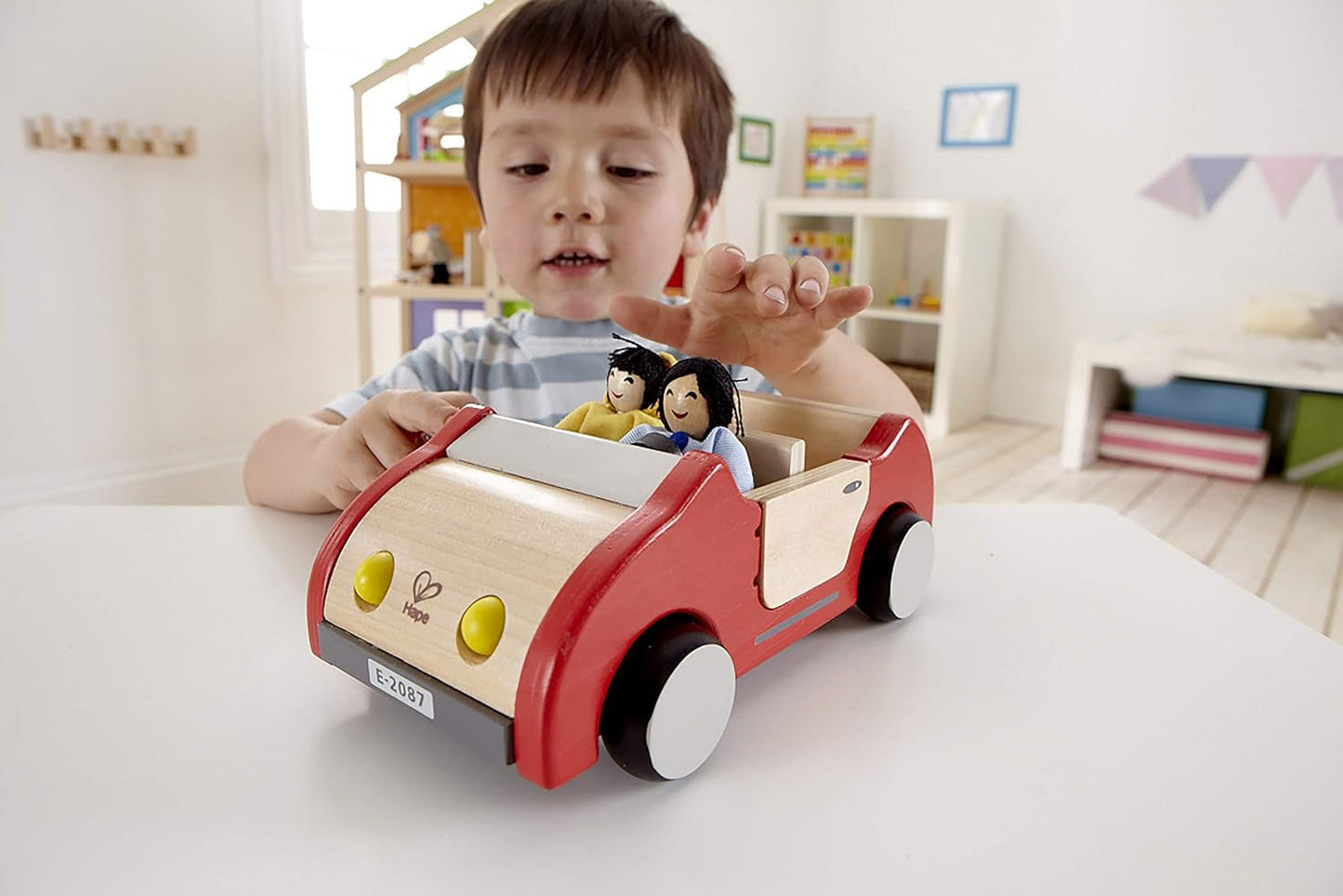 Hape E3401 Domek Four Seasons, umeblowany i E3500 - Rodzina lalek, jasna skóra