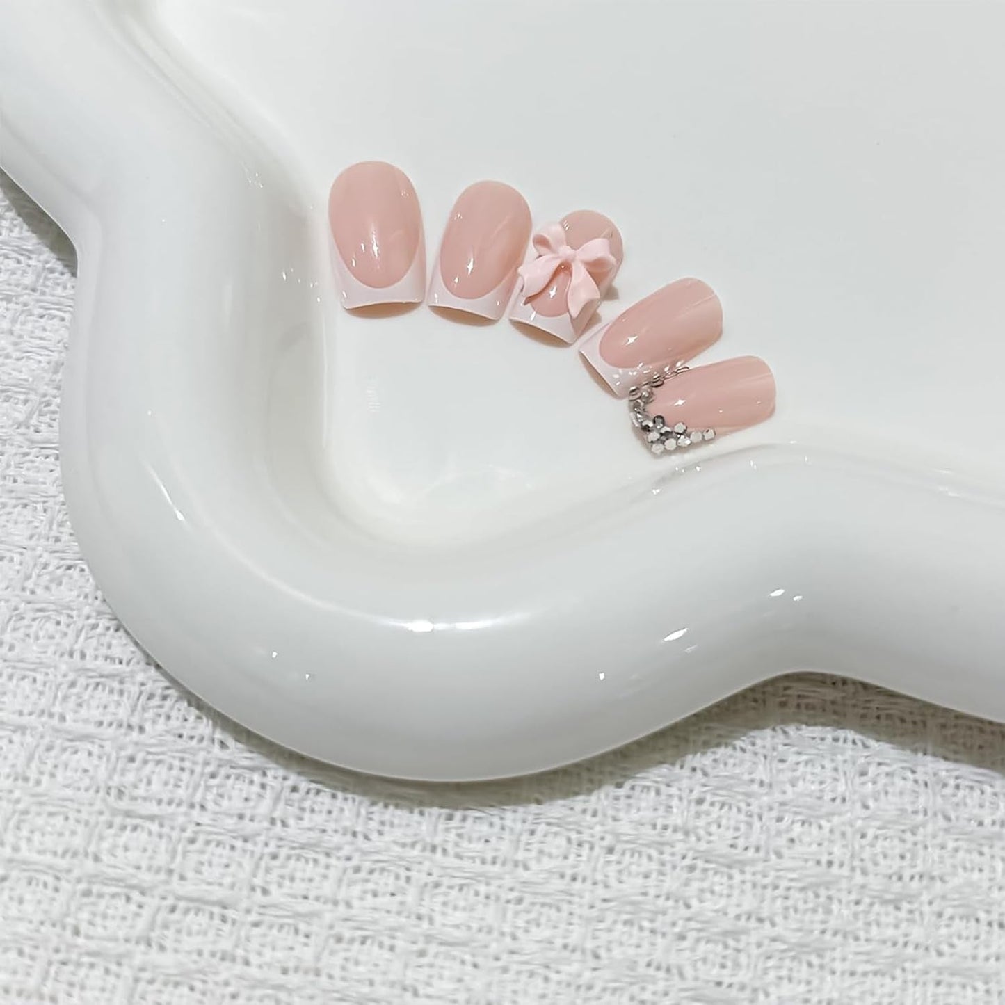 24 szt. Różowa kokardka z diamentem tabletki do francuskiego Manicure kwadratowe paznokcie wzór ze strasami Nude różowe sztuczne paznokcie Full Cover klej Manicure