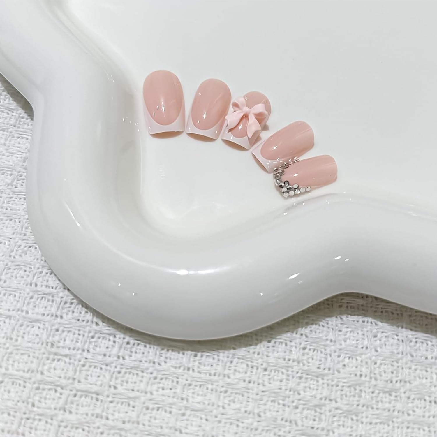 24 szt. Różowa kokardka z diamentem tabletki do francuskiego Manicure kwadratowe paznokcie wzór ze strasami Nude różowe sztuczne paznokcie Full Cover klej Manicure