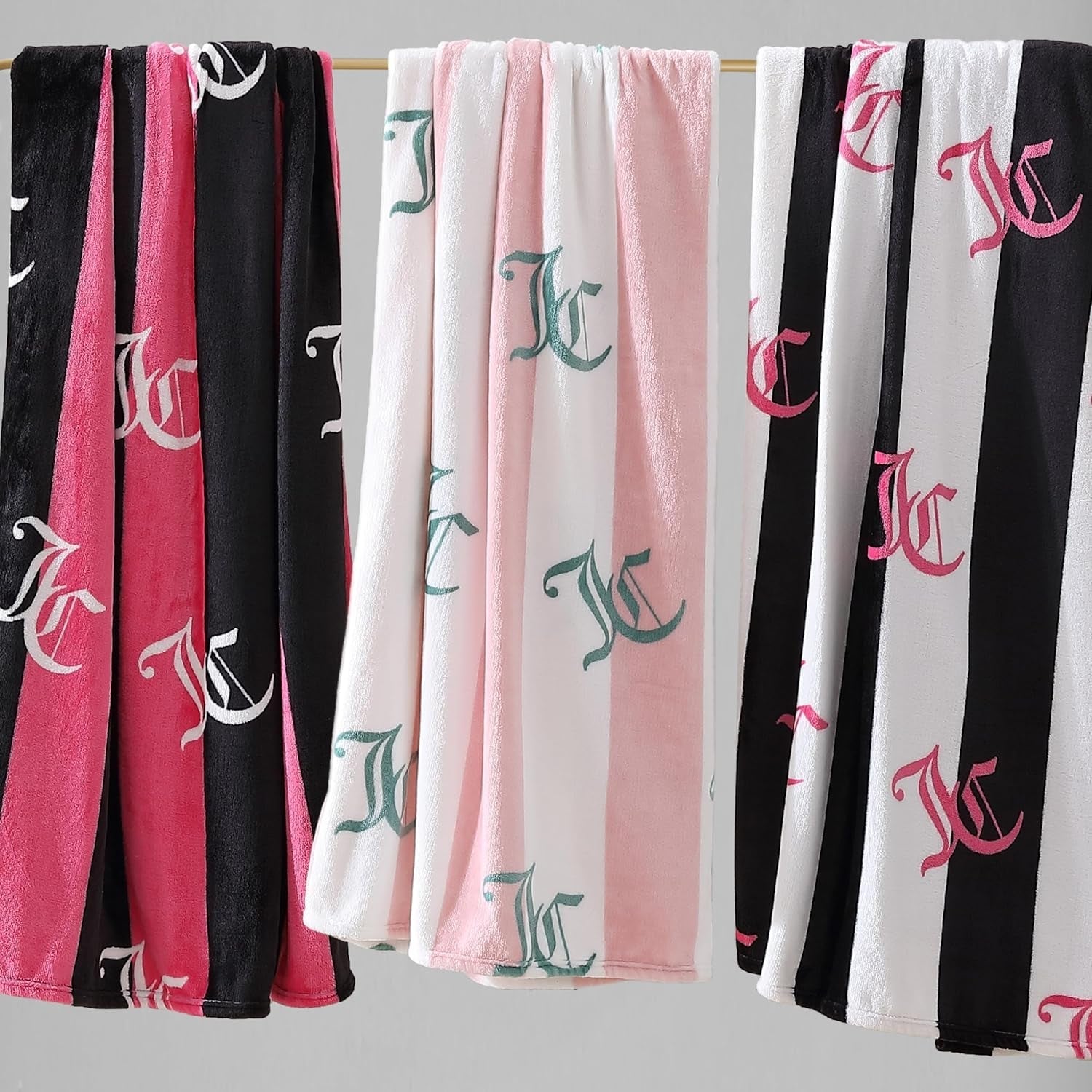 Pluszowy koc Juicy Couture Cabana, 127,7 x 178,8 cm, luksusowy pluszowy koc z mikrofibry zapewniający maksymalny komfort i przytulne ciepło Łóżka i koce Juicy Couture