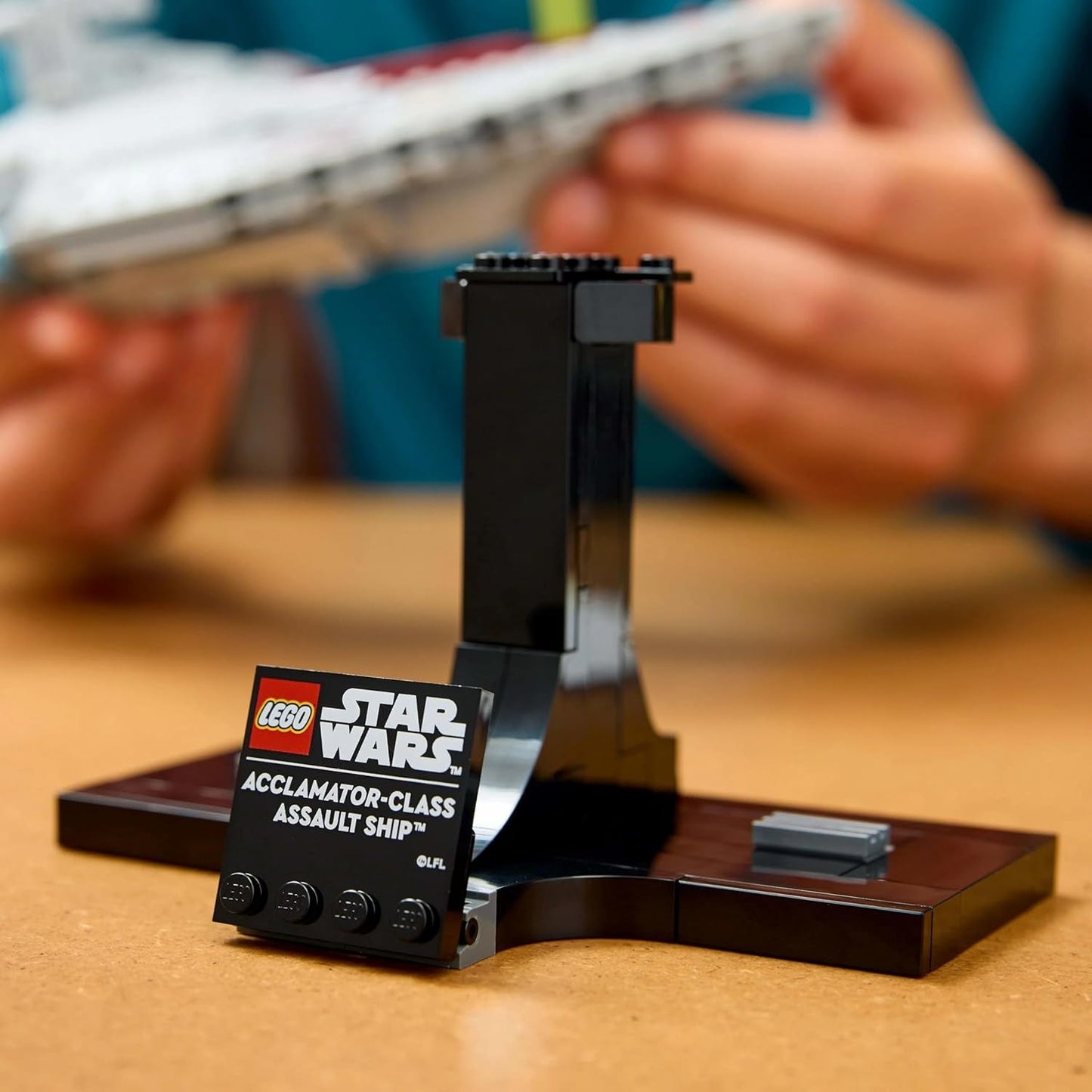 LEGO Star Wars 75404 Statek szturmowy klasy Acclamator z Ataku klonów — statek kosmiczny do kolekcjonowania, budowania i wystawiania — zestaw do budowania fantasy — prezent dla dorosłych i nastoletnich fanów Zestawy do budowania Besuche den LEGO-Store