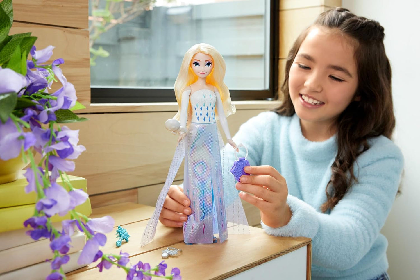Mattel Disney Zestaw lalek Elsa Fashion Queen Ice, Spin & Reveal z 11 niespodziankami, w tym 5 akcesoriów, 5 naklejek i sceną do zabawy, inspirowaną filmem Disneya, HTG25 Naty Shop Dolls