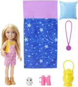Seria Barbie Chelsea, lalka Chelsea Camping z blond włosami, sowa, śpiwór, poduszka, latarka, lornetka, akcesoria kempingowe, prezent dla dzieci, zabawka od 3 lat i więcej, HDF77