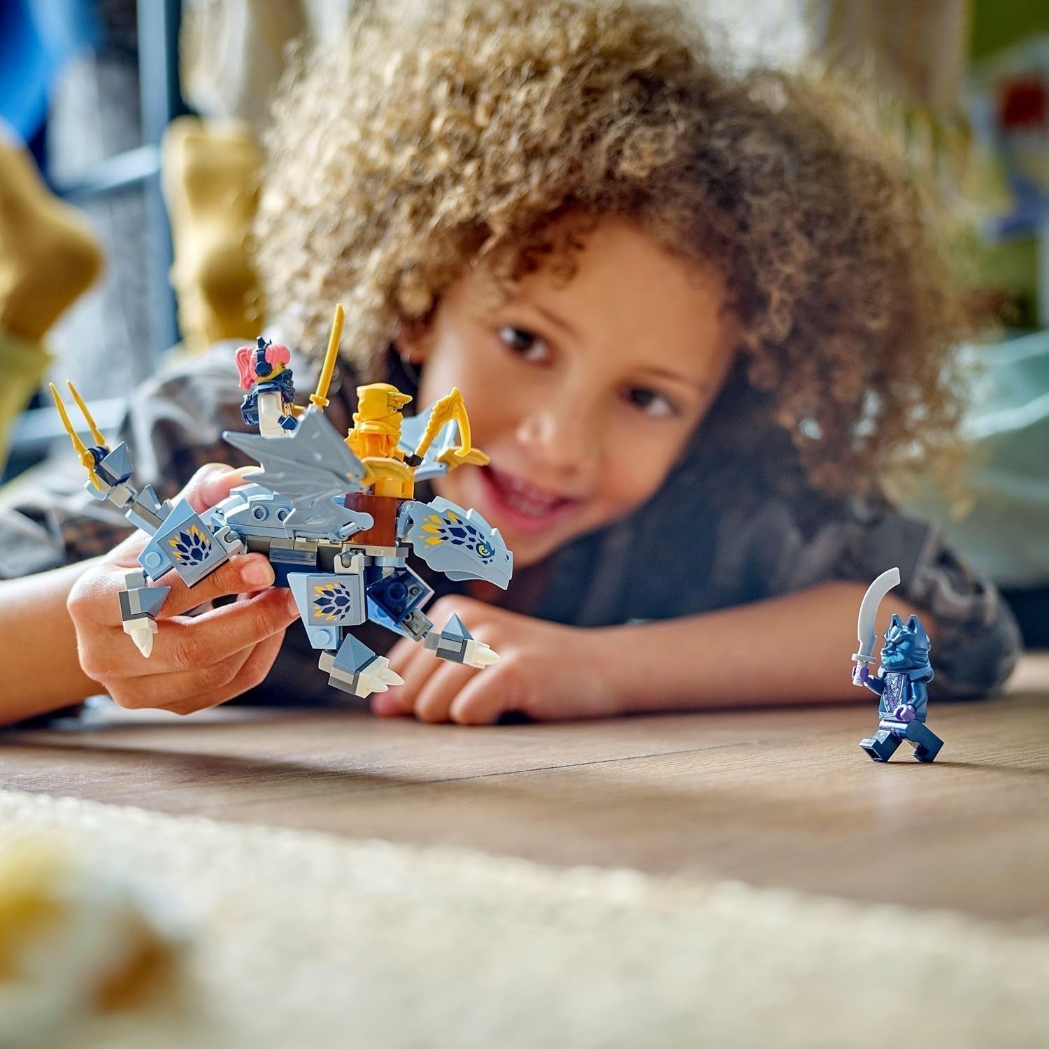 LEGO NINJAGO Mały smok Riyu Zabawka ze smokiem i trzema minifigurkami Zabawka ninja do zbudowania dla 6-latków dla chłopców i dziewcząt Pełny akcji prezent dla dzieci 71810 Zestawy do budowania Besuche den LEGO-Store