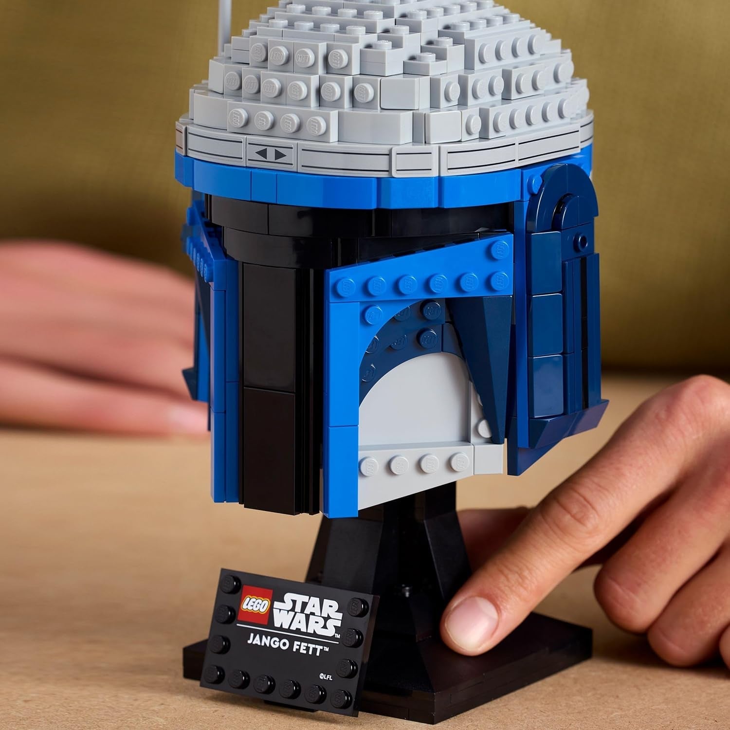 LEGO Star Wars 75408 Hełm Jango Fetta — zestaw do budowania Mandalorian dla dorosłych — model ze stojakiem, tabliczką znamionową i regulowaną anteną — prezent dla fanów Ataku klonów Zestawy do budowania Besuche w sklepie LEGO