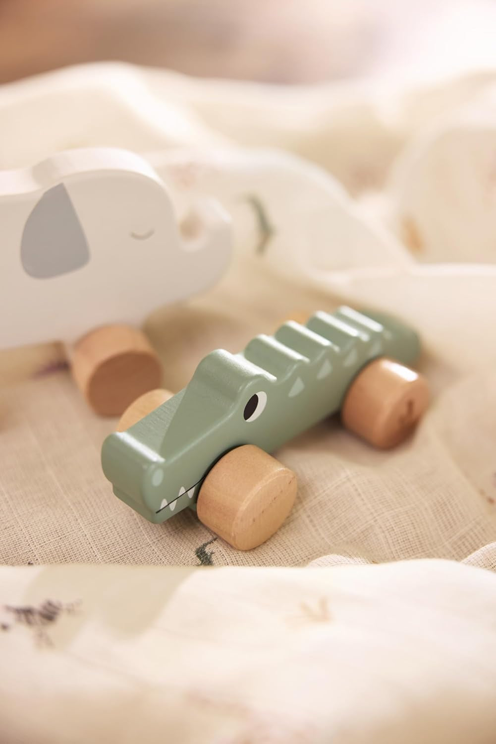 Jollein 112-001-67090 Drewniana zabawka na kółkach, zielona Baby Toys Naty Shop