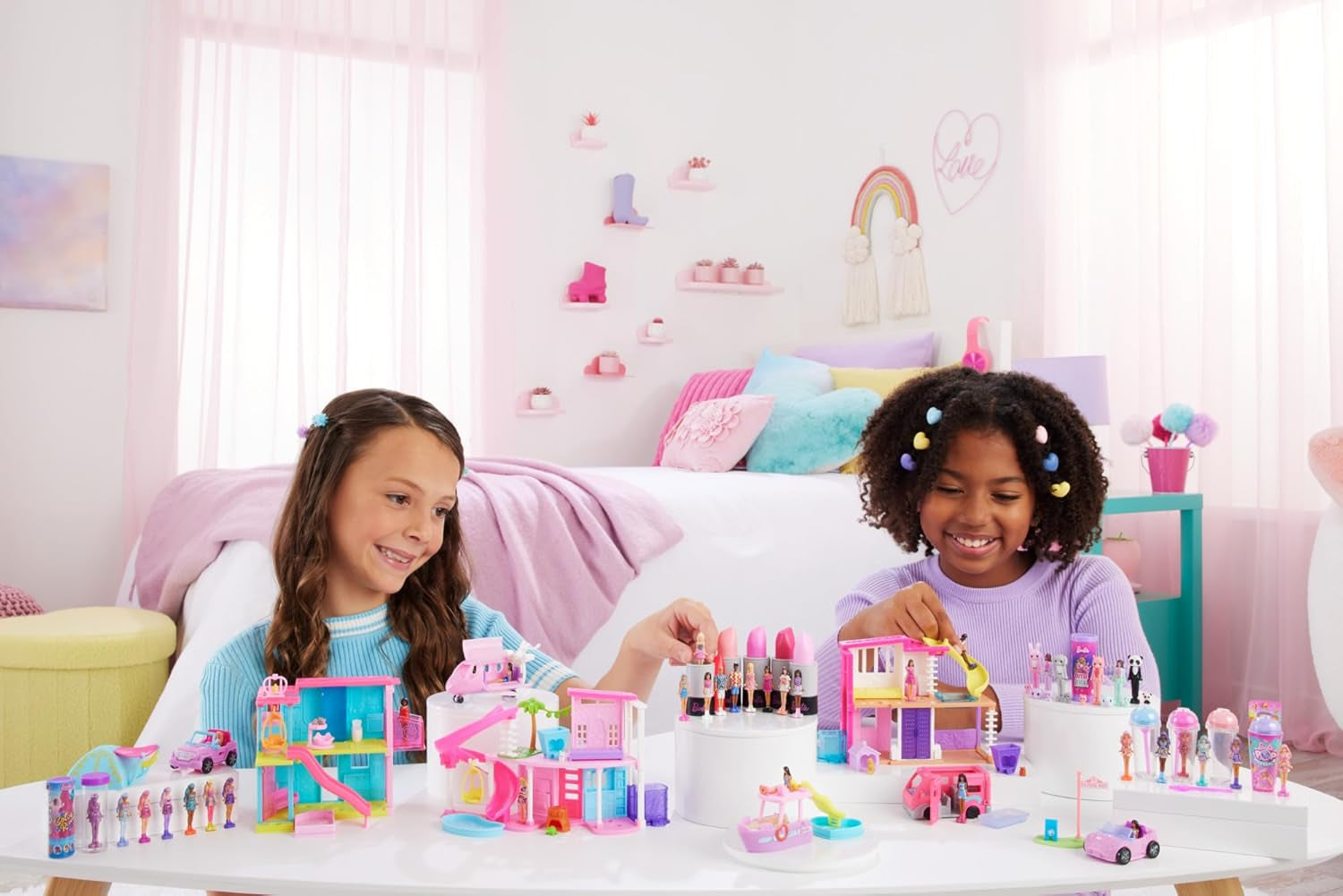 Mini BarbieLand Zestawy lalek Barbie i pojazdów zabawkowych, lalka 1,5 cala i kultowy pojazd-niespodzianka zmieniająca kolor, HYF40