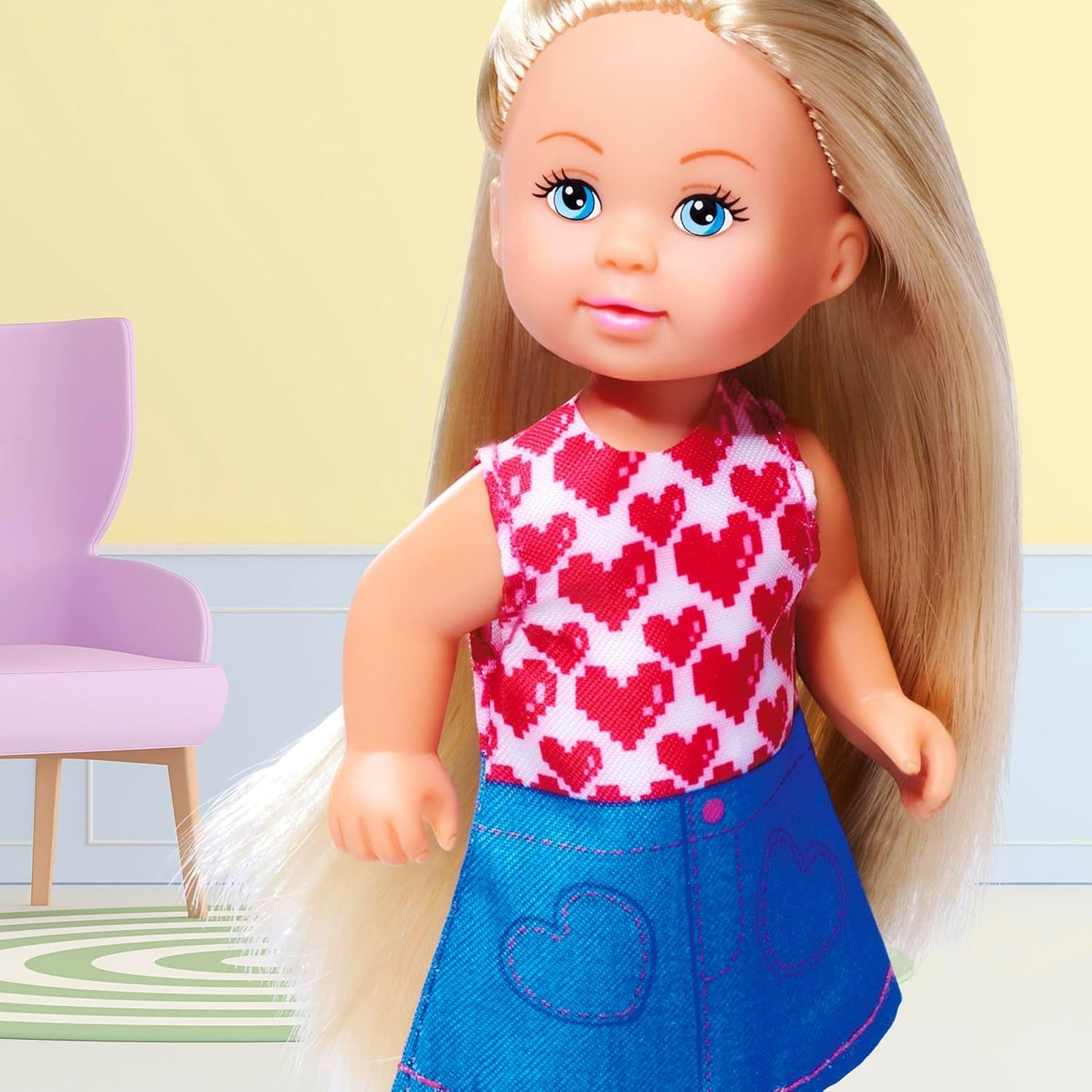 Lalka Simba Evi Love w uroczej dżinsowej sukience, w tym dwa inne stroje z uroczymi nadrukami i tenisówki, 12 cm, wiek 3+