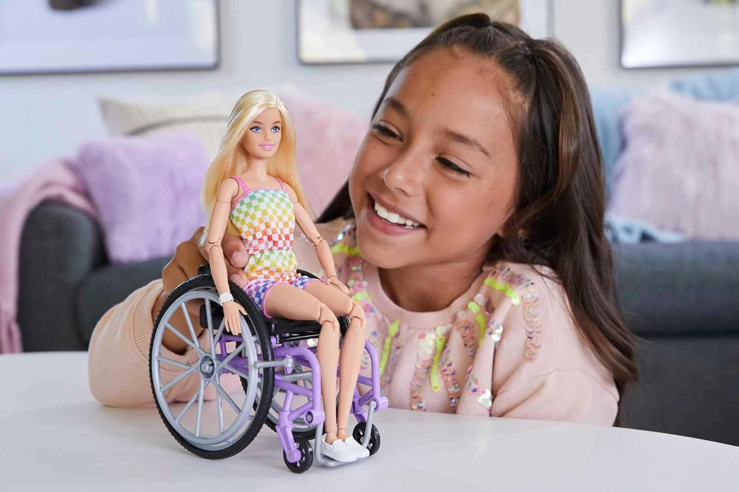 Lalka Barbie Fashionistka, blond włosy i tęczowy kombinezon, wózek inwalidzki i rampa w zestawie, lalka prezent dla dzieci, zabawka dla dzieci w wieku od 3 lat, HJT13