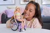 Lalka Barbie Fashionistka, blond włosy i tęczowy kombinezon, wózek inwalidzki i rampa w zestawie, lalka prezent dla dzieci, zabawka dla dzieci w wieku od 3 lat, HJT13