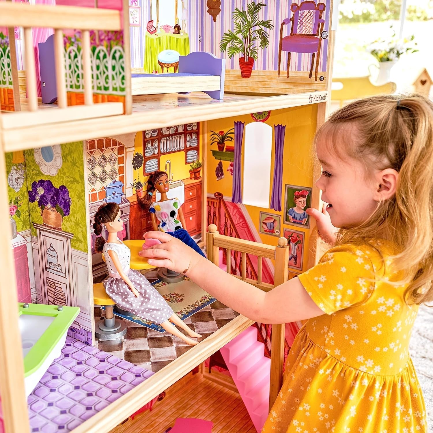 Drewniany domek dla lalek KidKraft Kayla z meblami i akcesoriami, 3-poziomowy zestaw dla lalki 30 cm, zabawka dla dzieci w wieku od 3 lat, 65092 — wyłącznie na Amazon
