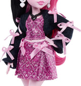 Lalka Monster High Draculaura w różowej sukience z kokardkami i czarnym kardiganie z bajecznym nietoperzem hrabią i 7 akcesoriami, w tym ramenem, szminką i torebką, JHK29