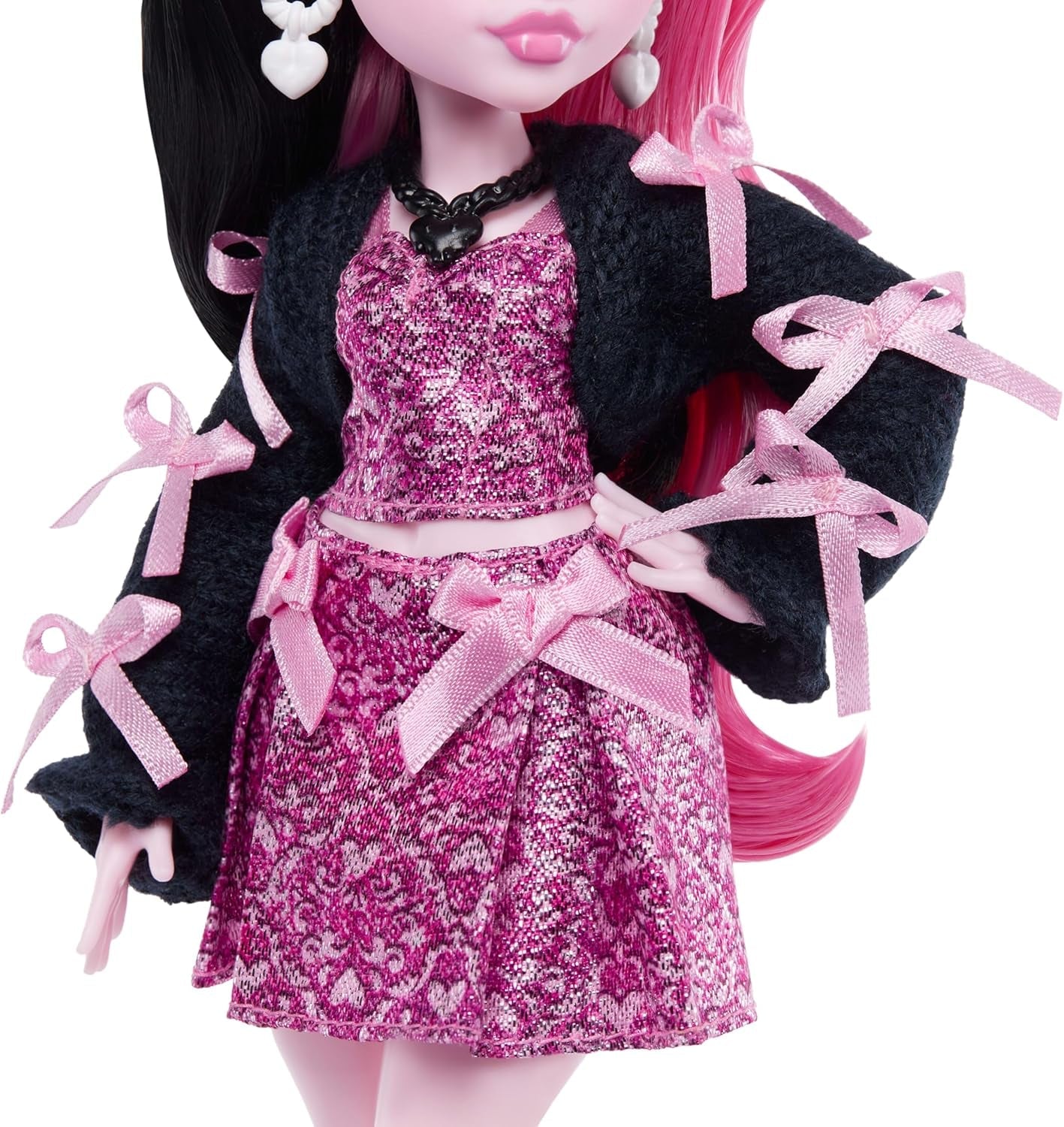 Lalka Monster High Draculaura w różowej sukience z kokardkami i czarnym kardiganie z bajecznym nietoperzem hrabią i 7 akcesoriami, w tym ramenem, szminką i torebką, JHK29