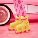 Barbie The Movie - Ken-Sammelpuppe, Ryan Gosling jako Ken w różowym kombinezonie z „B”-Aufdruck, weißen Sneakern i bunten Inlineskates, JCP80