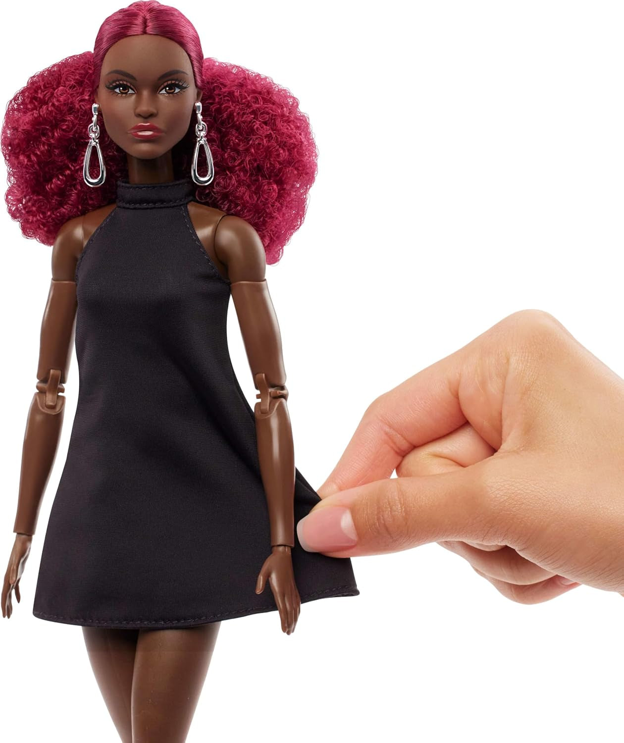 Kolekcjonerska lalka Barbie Basics Model 3 z czerwonymi lokami, czarna mini sukienka i buty, rozmiar uniwersalny, duży przegubowy korpus i wymienna główka, JBH75