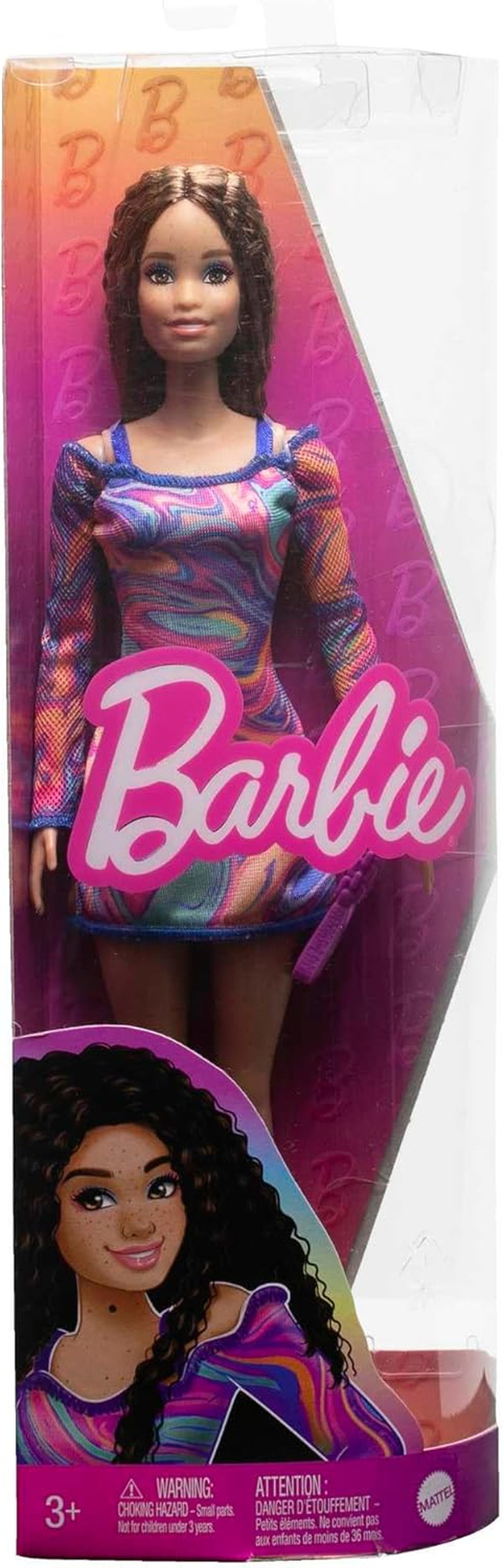 Lalka Barbie Fashionistas nr. 206 - Falowane włosy i piegi - Nowoczesna tęczowa marmurkowa sukienka, torba na ramię i zielone buty - od 3 lat i więcej, HJT03
