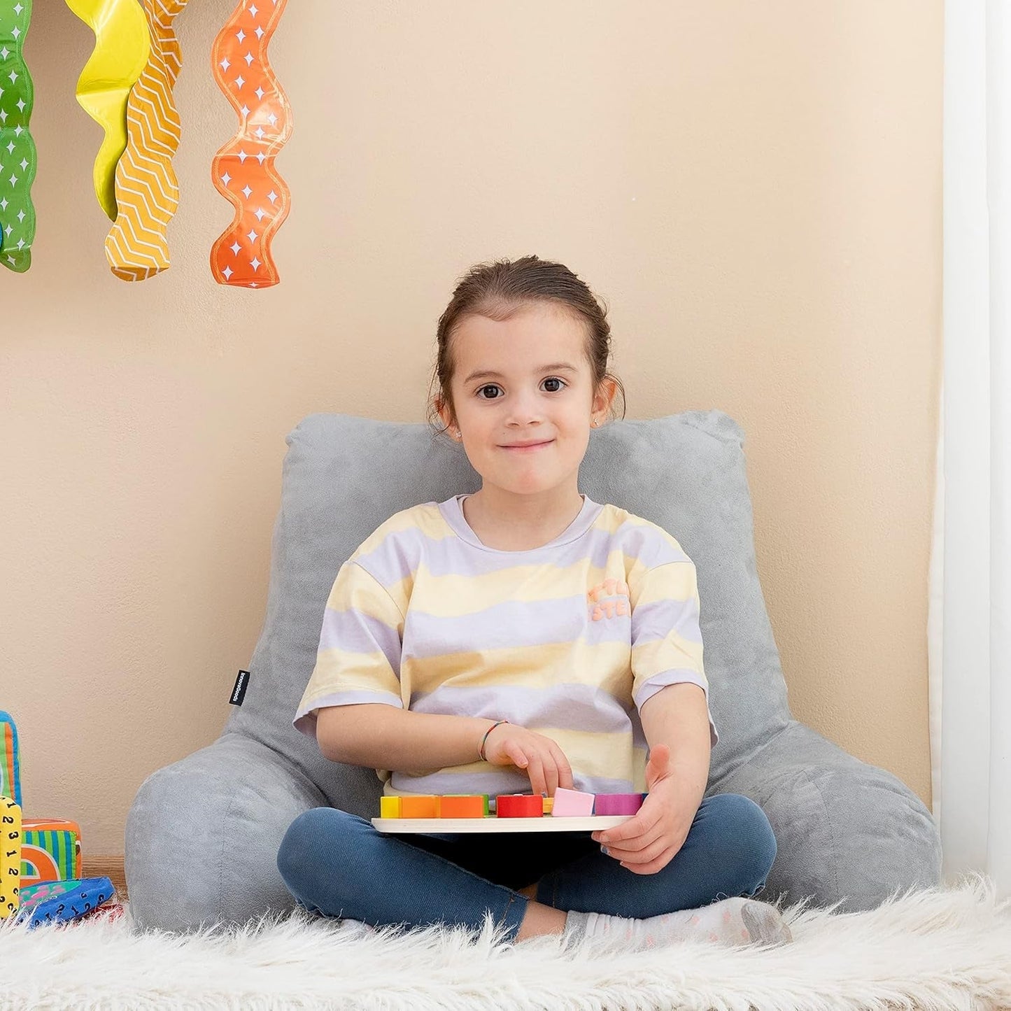 InnovaGoods Huglow poduszka do czytania z podłokietnikiem do sofy, łóżka i dywanu, poduszka do czytania z podparciem lędźwiowym i uchwytem do przenoszenia, ergonomiczna, zapobiega dyskomfortowi i bólowi, szara