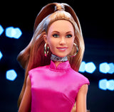 BARBIE Keeley Jones - lalka kolekcjonerska inspirowana Tedem Lasso, gorąca różowa jedwabna sukienka midi, złote szpilki, czarna peleryna, złote kolczyki koła, różowa torba, dla dzieci w wieku 3+, HJW92