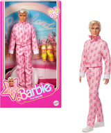 Barbie The Movie - Ken-Sammelpuppe, Ryan Gosling jako Ken w różowym kombinezonie z „B”-Aufdruck, weißen Sneakern i bunten Inlineskates, JCP80
