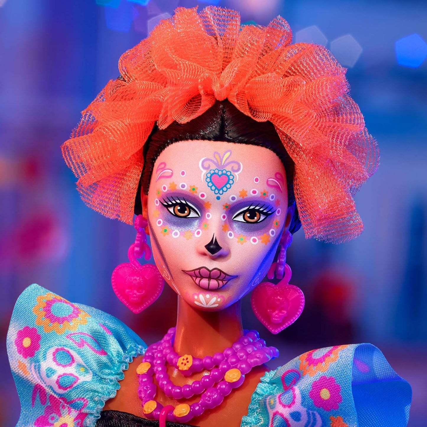 Podpisowa lalka Barbie, figurka kolekcjonerska Día De Muertos 2024 w czarnej sukience i niebieskim marszczonym topie, z haftowanym nadrukiem i kolorowymi dodatkami, HRM72