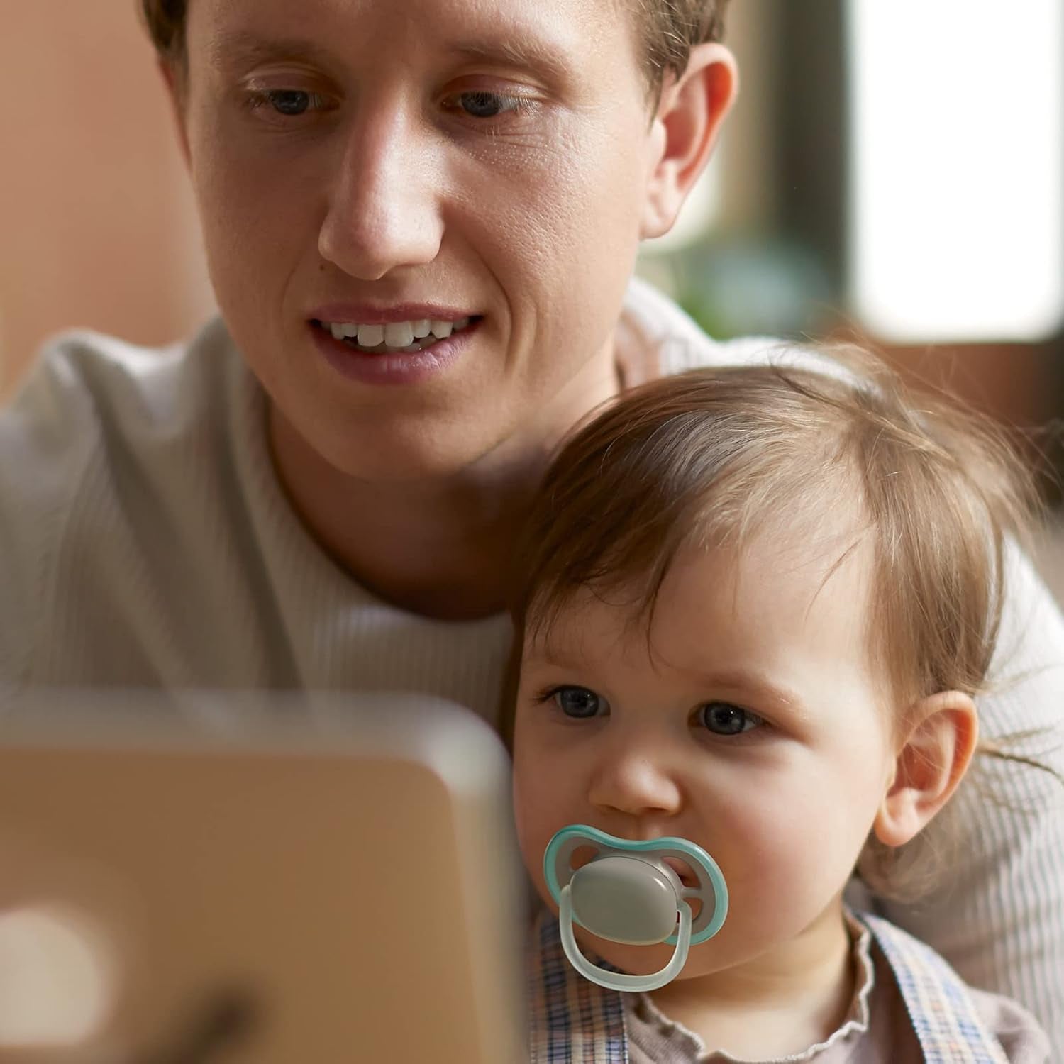 Philips AVENT Zestaw 4 lekkich i oddychających smoczków Ultra Air: 2 świecące w ciemności i 2 dzienne, powyżej 18 miesięcy (model SCF349/43)