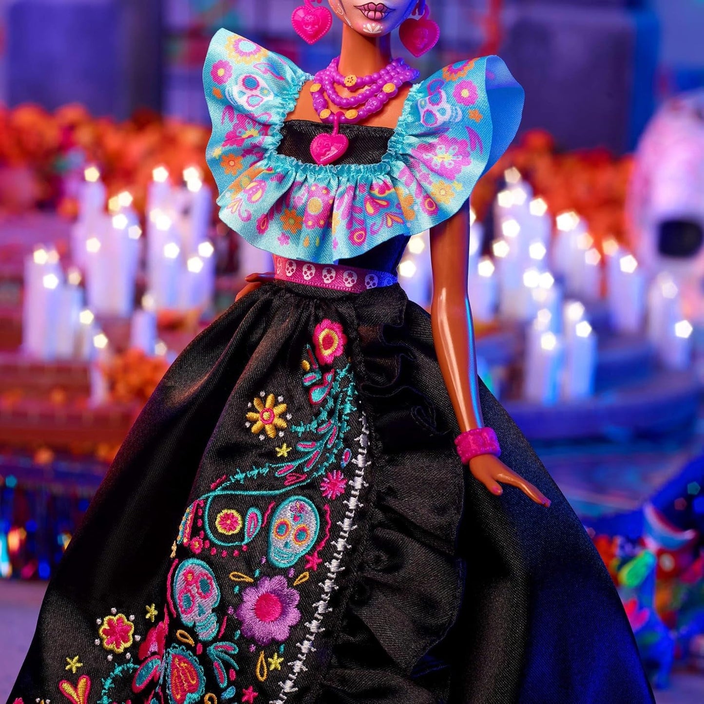 Podpisowa lalka Barbie, figurka kolekcjonerska Día De Muertos 2024 w czarnej sukience i niebieskim marszczonym topie, z haftowanym nadrukiem i kolorowymi dodatkami, HRM72