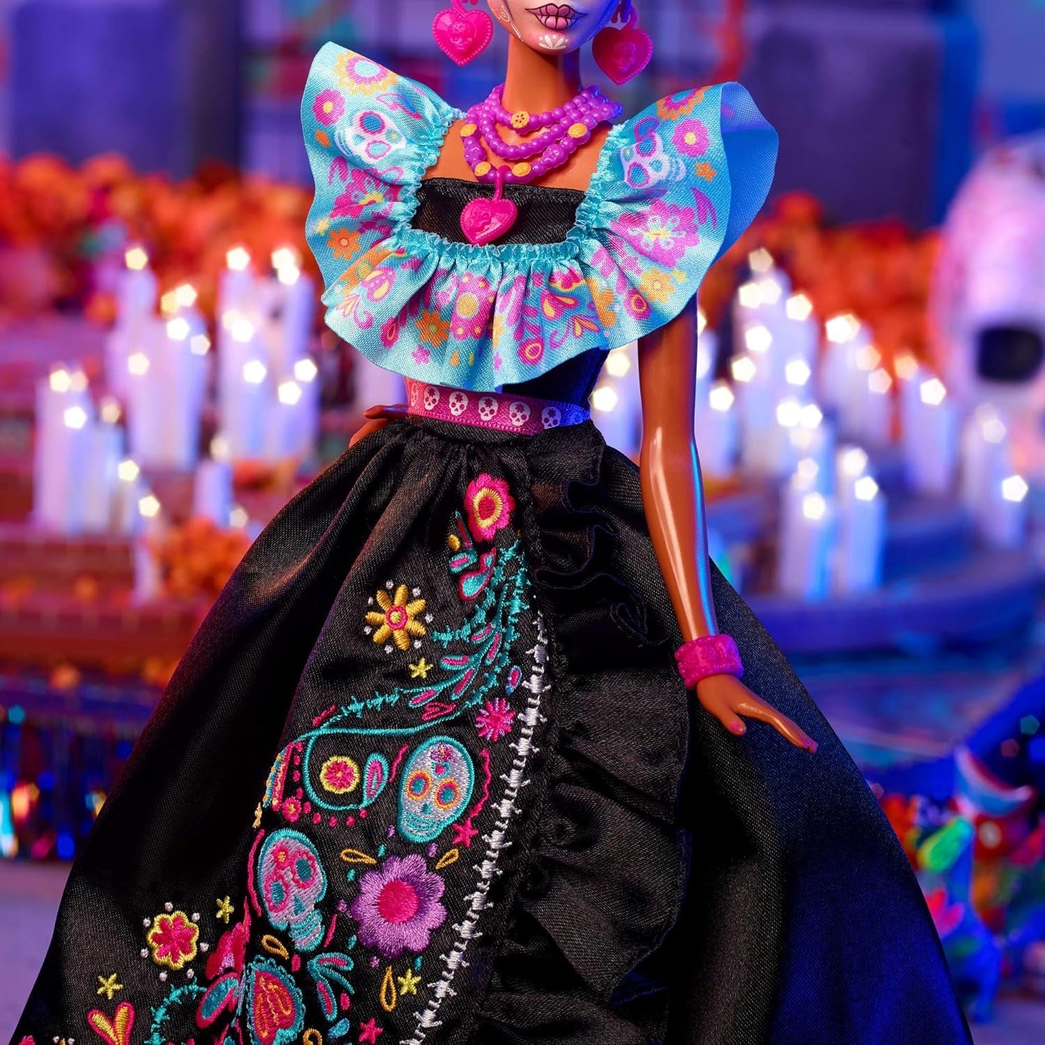 Podpisowa lalka Barbie, figurka kolekcjonerska Día De Muertos 2024 w czarnej sukience i niebieskim marszczonym topie, z haftowanym nadrukiem i kolorowymi dodatkami, HRM72