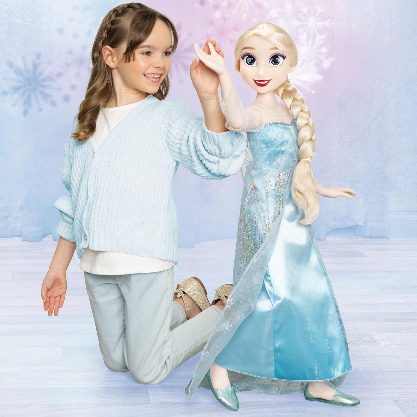 Disney Frozen Playdate Elsa Giant Doll 80 cm firmy Jakks Pacific W pełni przegubowa lalka z 11 punktami artykulacji Zawiera szczotkę do włosów i akcesoria