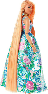 Barbie Extra Fancy, kręcone, długie truskawkowe blond włosy, dwuczęściowy kostium, niebieski kot, różowa torba, ananasowe okulary przeciwsłoneczne z lalką, odpowiednie jako prezent, lalki Hhn14 Naty Shop